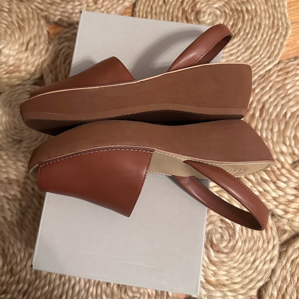 NWT Kenneth Cole Reaction Shine Slingback Wedge Sandal, Size 7.5 Tan - Picture 3 of 6
